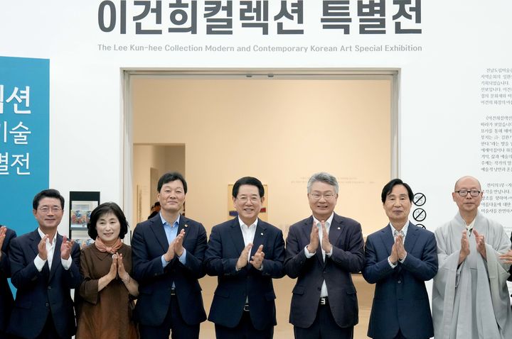 [광양=뉴시스] 이창우 기자=김영록 전남도지사(가운데)가 18일 오후 광양시 전남도립미술관에서 개최된 이건희 컬렉션 오프닝 행사에서 참석자들과 기념촬영을 하고 있다. (사진=전남도 제공) 2023.08.18. photo@newsis.com