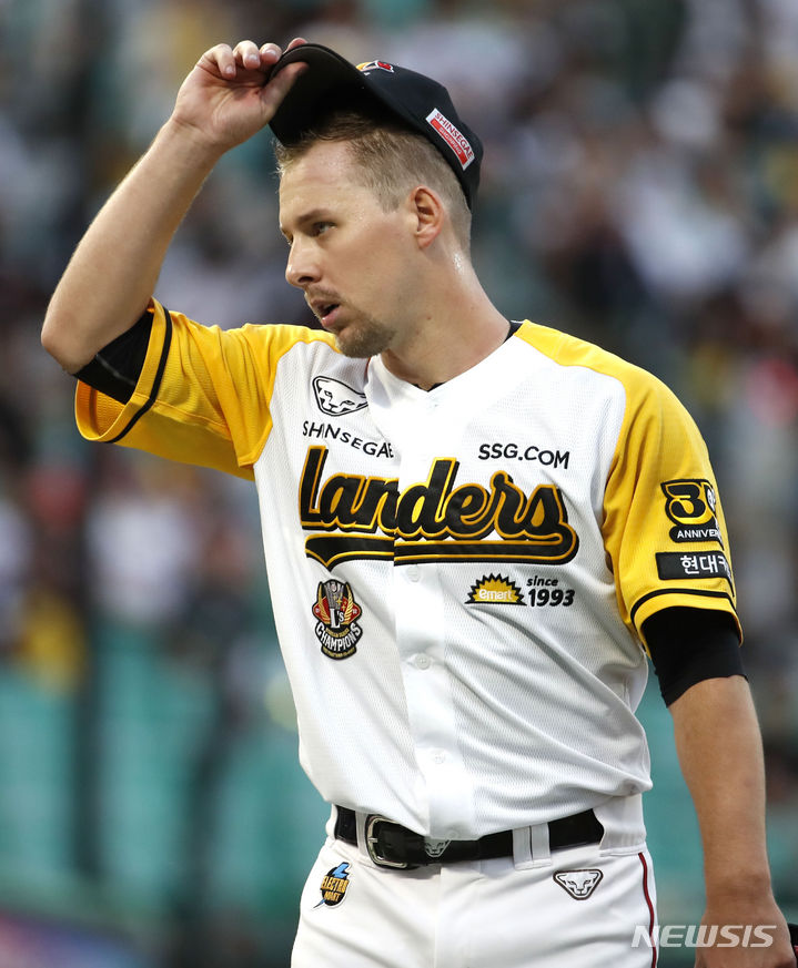 [인천=뉴시스] 정병혁 기자 = 18일 인천 SSG랜더스필드에서 열린 2023 프로야구 LG트윈스와 SSG랜더스의 경기, 3회초를 마친 SSG 선발 맥카티가 덕아웃을 향하고 있다. 2023.08.18. jhope@newsis.com