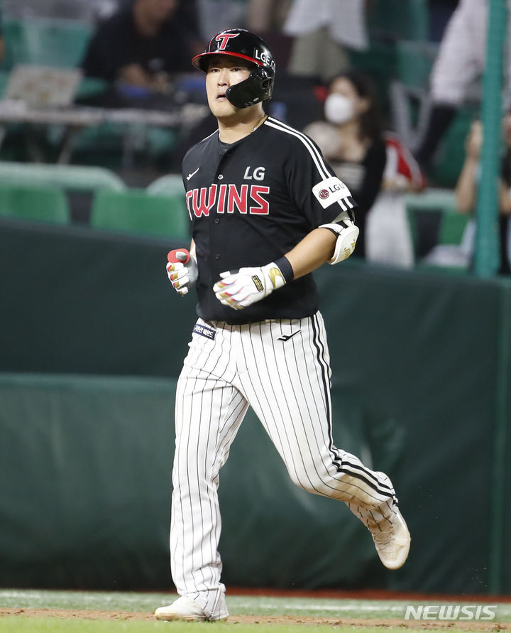 [인천=뉴시스] 정병혁 기자 = 18일 인천 SSG랜더스필드에서 열린 2023 프로야구 LG트윈스와 SSG랜더스의 경기, 12회초 2사 주자 2루 상황 LG 정주현이 2점 홈런을 친 뒤 그라운드를 돌고 있다. 2023.08.18. jhope@newsis.com