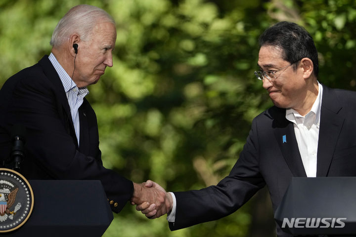 [캠프 데이비드(미국)=AP/뉴시스]조 바이든 미국 대통령(왼쪽)이 18일(현지시간) 메릴랜드주에 위치한 미 대통령 별장 캠프 데이비드에서 열린 한미일 정상회의를 마친 뒤 가진 한미일 공동기자회견에서 기시다 후미오 일본 총리와 악수하고 있다. 2023.08.19.