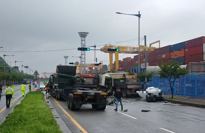 [부산=뉴시스] 19일 오전 부산 강서구의 한 교차로에서 왼쪽으로 돌던 1t 트럭이 반대편 도로에서 직진 중이던 덤프트럭을 들이받는 등 5중 추돌사고가 발생했다. (사진=부산소방재난본부 제공) *재판매 및 DB 금지