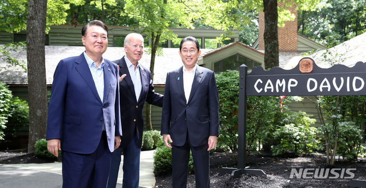 [캠프 데이비드=뉴시스] 전신 기자 = 윤석열 대통령이 18일(현지시간) 메릴랜드주에 위치한 미국 대통령 별장 캠프 데이비드에서 한미일 정상회의에 앞서 조 바이든 미국 대통령, 기시다 후미오 일본 총리와 만나 기념촬영하고 있다. 2023.08.19. photo1006@newsis.com