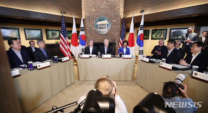 [캠프 데이비드=뉴시스] 전신 기자 = 윤석열 대통령이 18일(현지시간) 메릴랜드주에 위치한 미국 대통령 별장 캠프 데이비드에서 조 바이든 미국 대통령, 기시다 후미오 일본 총리와 한미일 정상회의를 하고 있다. 2023.08.19. photo1006@newsis.com