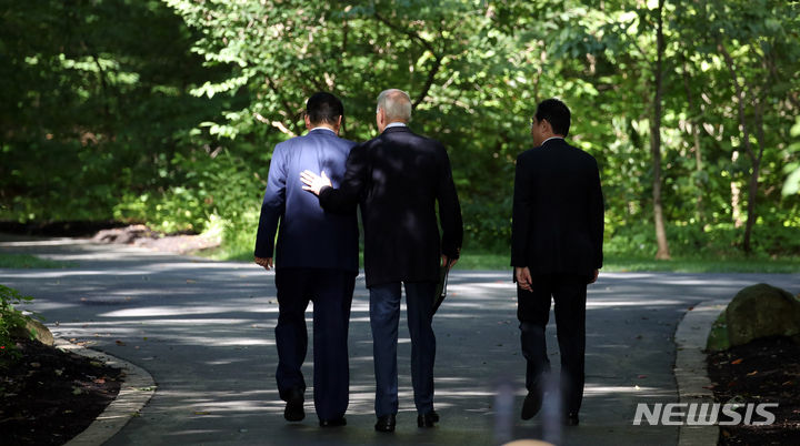 [캠프 데이비드=뉴시스] 전신 기자 = 윤석열 대통령이 18일(현지시간) 메릴랜드주에 위치한 미국 대통령 별장 캠프 데이비드에서 열린 한미일 정상 공동기자회견을 마친 뒤 조 바이든 미국 대통령, 기시다 후미오 일본 총리와 함께 이동하고 있다. 2023.08.19. photo1006@newsis.com