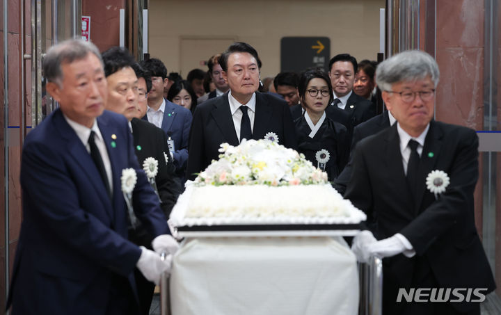 [서울=뉴시스] 윤석열 대통령과 부인 김건희 여사가 17일 서울 서대문구 신촌세브란스병원 장례식장에서 열린 부친 고 윤기중 연세대 명예교수 발인식에 참석하고 있다. (사진=대통령실 제공) 2023.08.17. photo@newsis.com *재판매 및 DB 금지