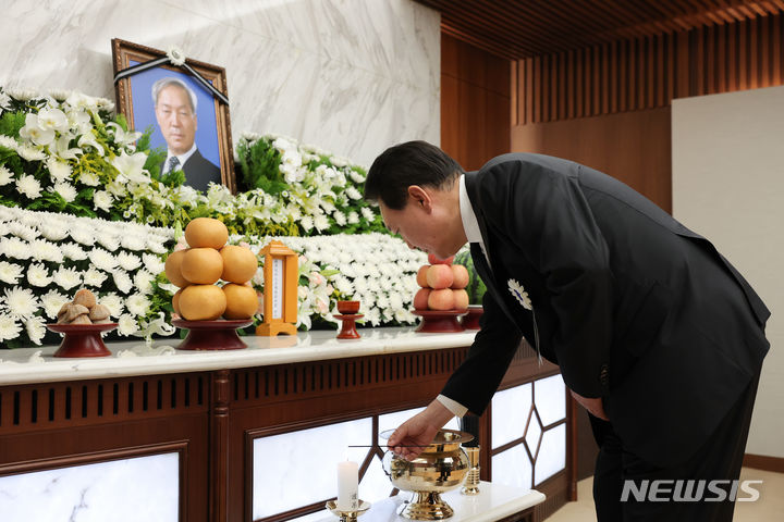 [서울=뉴시스] 윤석열 대통령이 15일 서울 서대문구 신촌세브란스병원 장례식장에 마련된 부친 고 윤기중 연세대 명예교수 빈소에서 분향하고 있다. (사진=대통령실 제공) 2023.08.15. photo@newsis.com *재판매 및 DB 금지