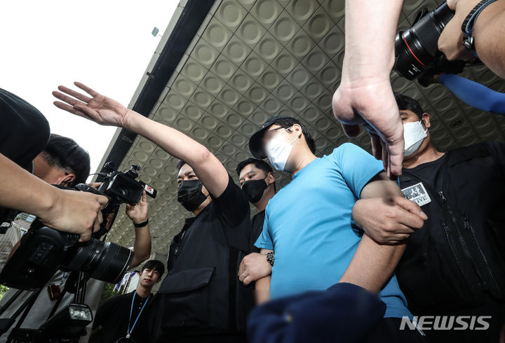 [서울=뉴시스] 김근수 기자 = 서울 관악구 신림동 공원에서 벌어진 성폭행 사건 피의자 최 모씨가 19일 서울 관악구 관악경찰서에서 구속 전 피의자 심문(영장실질심사)을 받기 위해 법원으로 송치하고 있다. 2023.08.19. ks@newsis.com
