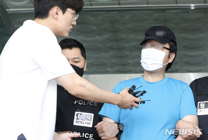 [서울=뉴시스] 김근수 기자 = 서울 관악구 신림동 공원에서 벌어진 성폭행 사건 피의자 최 모씨가 19일 서울 관악구 관악경찰서에서 구속 전 피의자 심문(영장실질심사)을 받기 위해 법원으로 송치에 앞서 취재진 질문에 쳐다보고 있다. 2023.08.19. ks@newsis.com