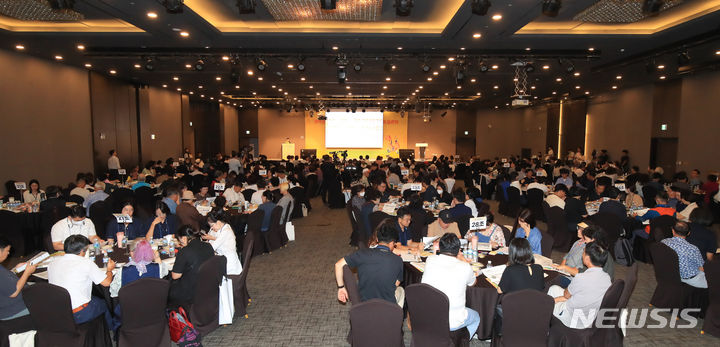 [제주=뉴시스] 우장호 기자 = 19일 오후 제주한라대학교 한라컨벤션센터에서 열린 '제주형 행정체제 도입 공론화를 위한 2차 숙의토론회' 참여자들이 조별 토론을 진행하고 있다. 2023.08.19. woo1223@newsis.com