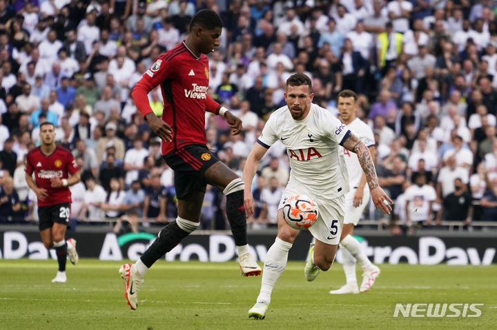 [런던=AP/뉴시스] 피에르-에밀 호이비에르가 토트넘을 떠나 AC밀란에 이적할 가능성이 제기됐다.