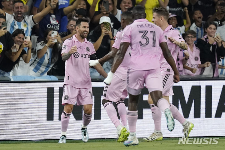 [내슈빌(미국)=AP/뉴시스] 20일(현지시간) CNBC에 따르면 애플이 늦어도 내년 상반기 안에 미국 스포츠채널 ESPN을 인수할 수 있다는 전망이 나왔다. 사진은 애플TV가 중계하는 리그스컵 결승전에서 메시가 골을 넣고 세레모니를 하고 있는 모습. 2023.08.20.