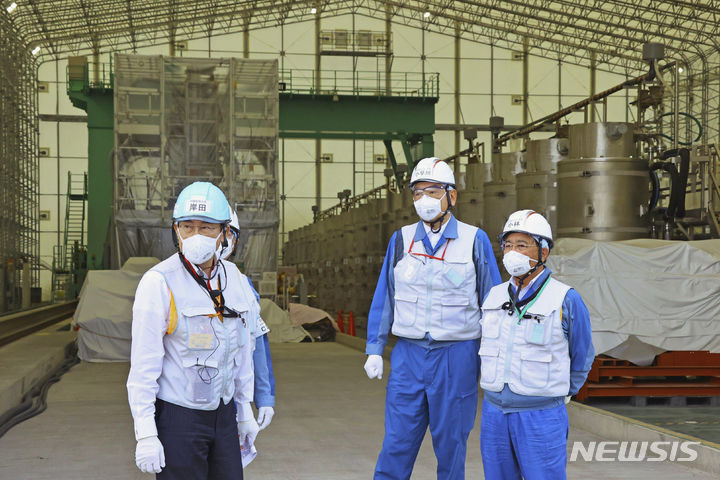 [오쿠마마치=AP/뉴시스]기시다 후미오 일본 총리(사진 왼쪽)가 20일 고바야카와 도모아키 도쿄전력 사장(오른쪽 두번째), 고바야시 요시미쓰 도쿄전력 회장이 쓰나미로 피해를 입은 후쿠시마 제1원자력발전소의 방사성폐수처리시설을 방문했다. 2023.08.20.
