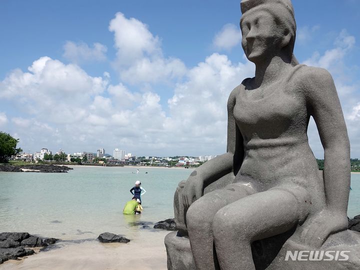 [제주=뉴시스] 오영재 기자 = 무더운 날씨를 보인 지난 20일 오전 제주 서귀포시 표선해수욕장에서 피서객들이 물놀이를 하고 있다. 2023.08.20. oyj4343@newsis.com