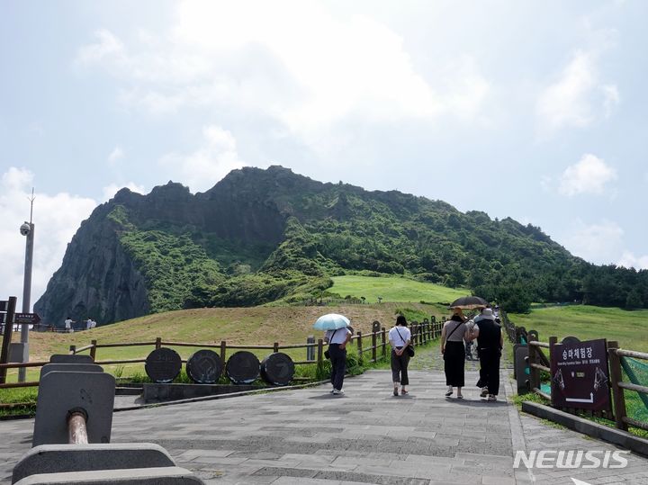 [제주=뉴시스] 제주도 공영관광지 중 하나인 성산일출봉. (사진=뉴시스DB) 2023.08.20. photo@newsis.com