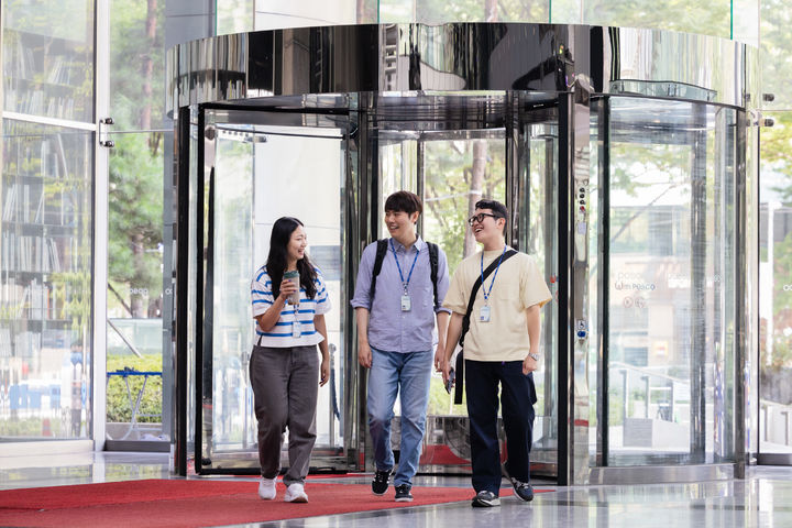 [서울=뉴시스] 포스코 직원들이 지난 18일 자유로운 복장을 입고 대치동 포스코센터로 출근하고 있다.(사진=포스코 제공) 2023.08.20 photo@newsis.com *재판매 및 DB 금지