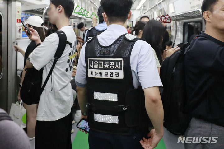 [서울=뉴시스] 최동준 기자 = 서울 지하철 경계가 강화된 20일 서울 당산역에서 시청방향 지하철 2호선에서 지하철보안관이 2인 1조로 순찰을 돌고 있다. 서울교통공사는 경계근무가 완화될 때까지 인력을 집중 배치한다고 밝혔다. 2023.08.20. photocdj@newsis.com