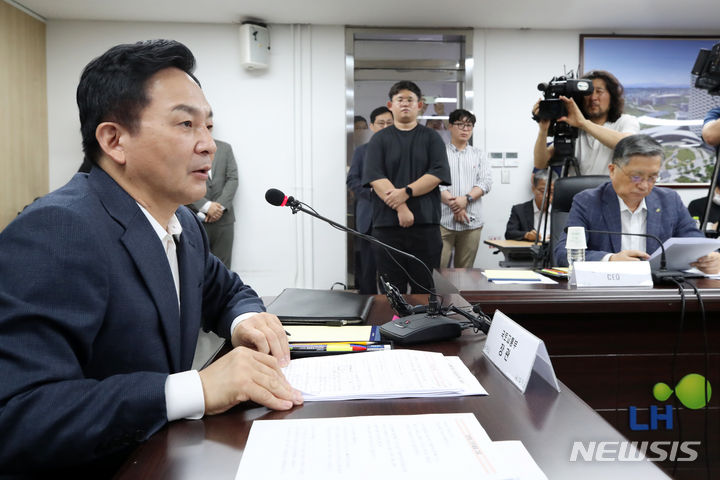 [서울=뉴시스] 조성우 기자 = 원희룡 국토교통부 장관이 20일 오후 서울 강남구 LH 서울지역본부에서 열린 LH 용역 전관 카르텔 관련 긴급회의에서 발언하고 있다. 2023.08.20. xconfind@newsis.com