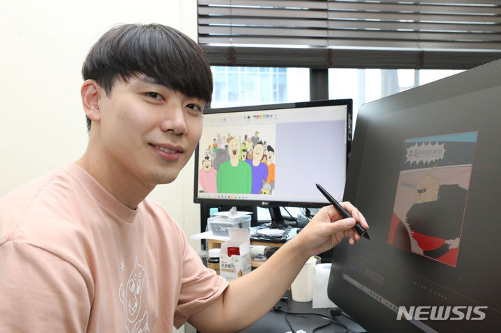 [서울=뉴시스] 권창회 기자 =유튜버 짤툰이 지난 16일 오후 서울 강남구 빅픽처팀 사무실에서 뉴시스와 인터뷰 전 포즈를 취하고 있다. 2023.08.16. kch0523@newsis.com