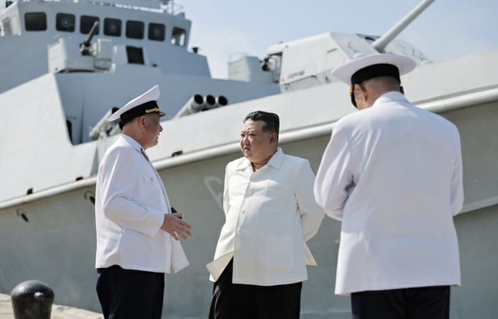 [서울=뉴시스] 21일 북한 노동신문은 김정은 국무위원장이 오중흡 7연대 칭호를 받은 해군 동해함대 근위 제２수상함전대를 시찰하고 전략순항미사일 발사를 참관했다고 보도했다. 2023.08.21.(사진=노동신문 캡처) *재판매 및 DB 금지