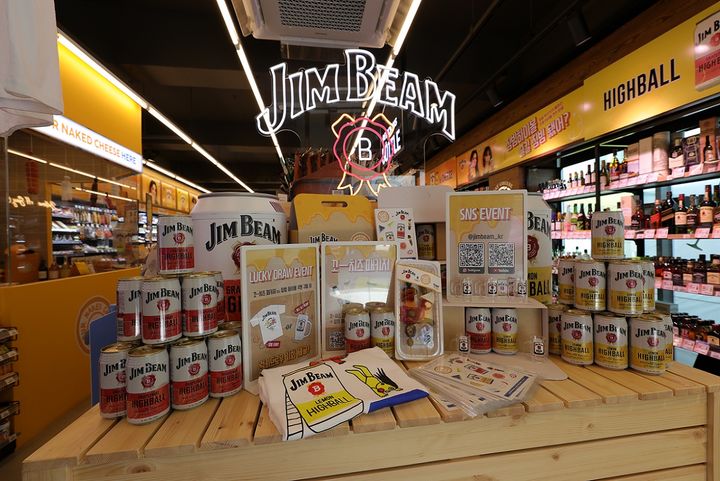 짐빔 팝업스토어로 변신한 '이마트24 R광안리센터점' 내부 모습(사진=이마트24 제공) *재판매 및 DB 금지