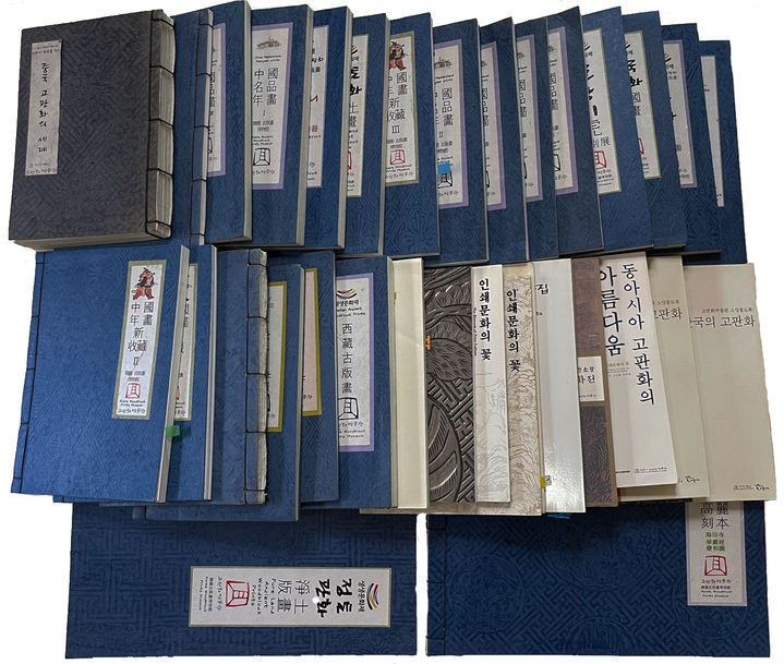 [서울=뉴시스]명주사 고판화박물관이 20년간 발행한 고판화 도록 30여종 (사진=명주사 고판화박물관 제공) 2023.08.21. photo@newsis.com *재판매 및 DB 금지