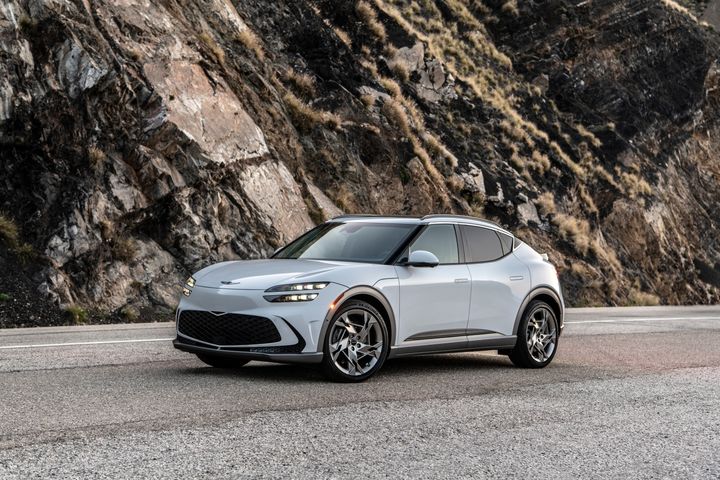 [서울=뉴시스] 현대자동차의 고급 브랜드 제네시스가 미국 고속도로 안전보험협회(IIHS)가 발표한 충돌평가에서 3개 차종이 최고 등급인 '톱 세이프티 픽 플러스'(TSP+)를 받았다. 사진은 제네시스 GV60. (사진=현대차 제공) 2023.08.21 photo@newsis.com *재판매 및 DB 금지