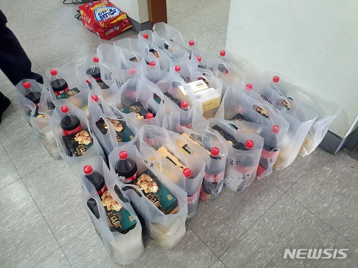 [제주=뉴시스] 오영재 기자 = 지난 18일 오후 어린이 가족이 제주서부소방서 한림119센터에 보낸 간식. (사진=제주소방안전본부 제공) 2023.08.21. photo@newsis.com