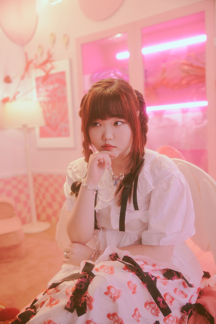 [서울=뉴시스] 남매 듀오 '악뮤(AKMU)' 이수현.  2023.08.21. (사진=YG엔터테인먼트 제공) photo@newsis.com *재판매 및 DB 금지