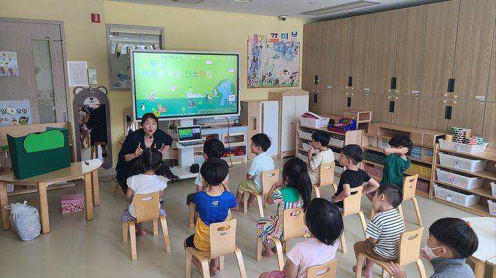 [울산=뉴시스] 구미현 기자 = 21일 울산동부경찰서어린이집에서 동서발전이 자체 양성한 탄소중립 전문강사가 '찾아가는 탄소중립 실천 교육'을 진행하는 모습 (동서발전 제공) *재판매 및 DB 금지