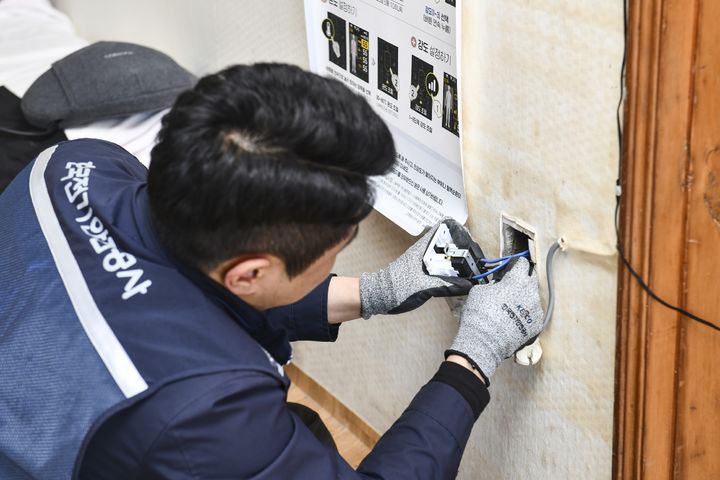 [세종=뉴시스]노후화된 전기설비를 교체하고 있는 전기안전공사 직원 사진이다.(사진=전기안전공사 제공) *재판매 및 DB 금지