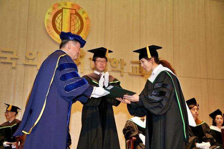 지난 18일 '거북이' 멤버 이지이가 한국외대 학위수여식에서 박사학위를 수여받고 있다. (왼쪽부터 박정운 총장, 노택선 대학원장, 이지이) (사진=한국외대 제공) *재판매 및 DB 금지