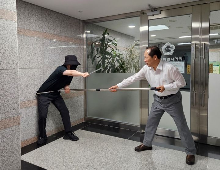 [서울=뉴시스]소영철(오른쪽) 의원이 장비를 시연하는 모습.(사진=소영철 의원 제공) *재판매 및 DB 금지