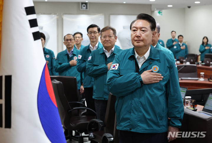 [서울=뉴시스] 홍효식 기자 = 윤석열 대통령이 21일 서울 용산 대통령실 청사에서 열린 을지 및 제35회 국무회의에서 국기에 대한 경례를 하고 있다. (대통령실통신사진기자단) 2023.08.21. yesphoto@newsis.com