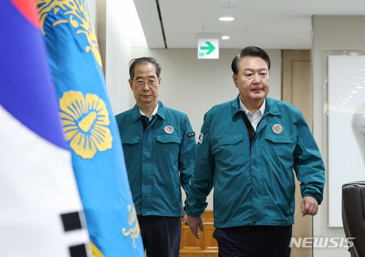 [서울=뉴시스] 홍효식 기자 = 윤석열 대통령은 28일 주례회동에서 한덕수 국무총리에 "추석 물가 안정에 최우선 역점을 둬 달라"고 당부했다. 사진은 지난 21일 을지 및 제35회 국무회의에 윤 대통령과 한 총리가 입장하는 모습.  (대통령실통신사진기자단) 2023.08.28. yesphoto@newsis.com 