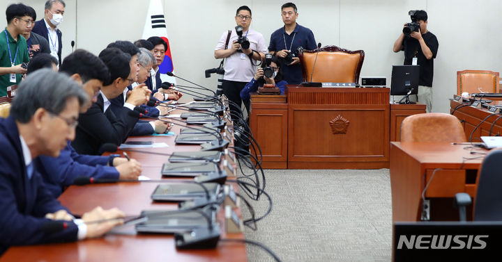 [서울=뉴시스] 추상철 기자 = 조승래 과방위 야당 간사를 비롯한 더불어민주당 의원들이 21일 오전 서울 여의도 국회에서 열린 과학기술정보방송통신위원회 전체회의에서  야당 단독으로 회의를 하고 있다. 2023.08.21. scchoo@newsis.com