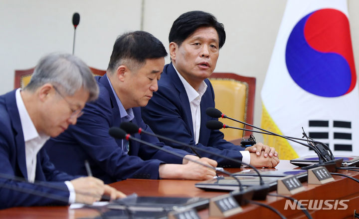 [서울=뉴시스] 추상철 기자 = 조승래 과방위 야당 간사를 비롯한 더불어민주당 의원들이 21일 오전 서울 여의도 국회에서 열린 과학기술정보방송통신위원회 전체회의에서 야당 단독으로 회의를 하고 있다. 2023.08.21. scchoo@newsis.com