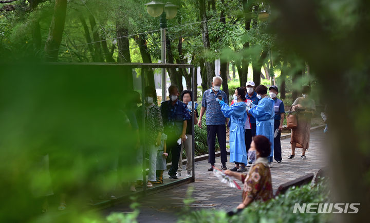 [대구=뉴시스] 이무열 기자 = 새 코로나19 변이가 출현하면서 방역당국이 촉각을 세우고 있는 21일 오전 대구 달서구보건소 선별진료소에서 시민들이 검사를 받기 위해 순서를 기다리고 있다. 2023.08.21. lmy@newsis.com