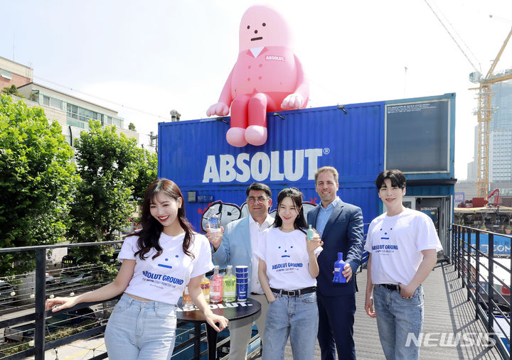 [서울=뉴시스] 최동준 기자 = 앱솔루트-스티키몬스터랩 콜라보 팝업스토어 '앱솔루트 그라운드'가 오픈한 21일 서울 광진구 건대 커먼그라운드에서 페르노리카코리아 프란츠 호튼 대표, 미구엘 파스칼 마케팅 전무 등 모델들이 포즈를 취하고 있다. 2023.08.21. photocdj@newsis.com