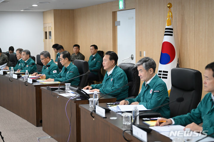 [서울=뉴시스] 윤석열 대통령이 21일 서울 용산 대통령실 국가위기관리센터에서 열린 을지 국가안전보장회의(NSC)를 주재하고 있다. (사진=대통령실 제공) 2023.08.21. photo@newsis.com *재판매 및 DB 금지