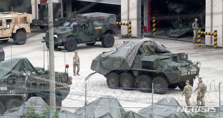 [세종=뉴시스] 여동준 기자 = 올해 주한미군 전기요금이 지난해 국내 전기요금 인상에 영향을 받아 대폭 인상됐다. 26일 산업통상자원부에 따르면 주한미군에 적용되는 전기요금은 ㎾h(킬로와트시)당 152.8원으로, 지난해 요금 120.5원 대비 26.8% 인상될 것으로 추정된다. 사진은 지난해 8월21일 경기 동두천시에 위치한 주한 미군기지에서 미군 장병들이 각종 기갑장비 및 차량을 점검하며 훈련을 준비하는 모습. 2024.03.26. yeodj@newsis.com