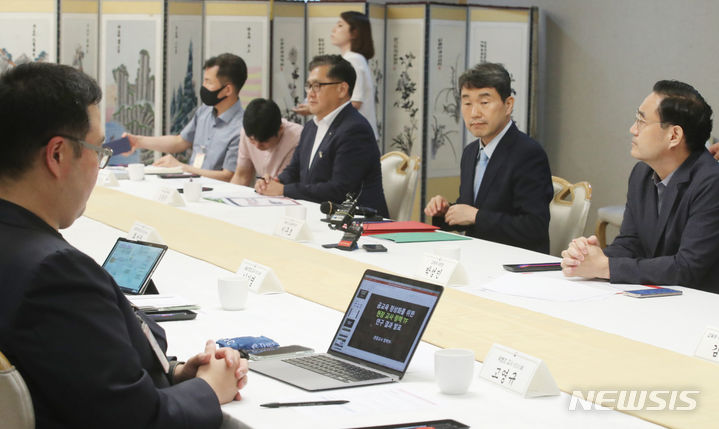 [서울=뉴시스] 김명원 기자 = 이주호 사회부총리 겸 교육부 장관이 지난 8월21일 서울 종로구 정부서울청사에서 한국교원단체총연합회(교총), 교사노동조합연맹(교사노조연맹), 인디스쿨 활동 교원 등 관계자들과 교권회복 및 보호 종합방안 관련 교원단체 간담회를 하고 있다. 2023.08.21. kmx1105@newsis.com