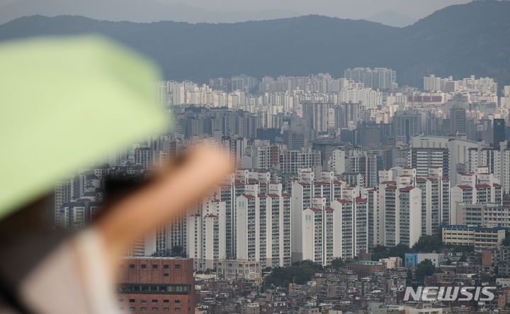 [서울=뉴시스] 권창회 기자 = 21일 오후 서울 남산에서 바라본 아파트 단지 모습. 이날 부동산R114에 따르면 7월 서울 아파트 매매가격은 0.01% 오르면서 지난해 5월(0.09%) 이후 14개월 만에 상승 전환됐다. 2023.08.21. kch0523@newsis.com