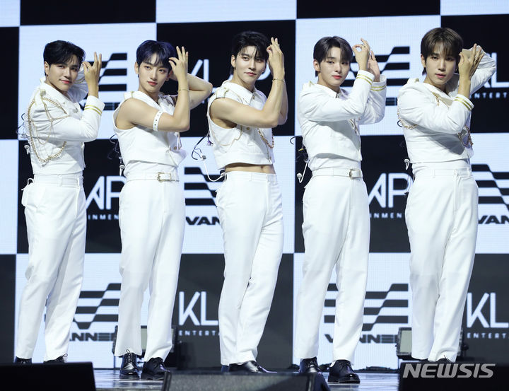 [서울=뉴시스] 김진아 기자 = 그룹 '배너(VANNER)'가 21일 서울 광진구 예스24라이브홀에서 열린 첫 번째 미니앨범 '베니 비디 비시(VENI VIDI VICI)' 발매 기념 쇼케이스에서 포토타임을 갖고 있다. 왼쪽부터 태환, 영광, 곤(GON), 혜성, 성국. 팀명 배너는 승리를 뜻하는 '빅토리(Victory)'와 깃발을 뜻하는 '배너(Banner)'가 합해진 팀명으로 정상을 향해 나아가 승리의 깃발을 꽂겠다는 의미를 갖고 있다. 이번 앨범 제목 '베니 비디 비치'는 라틴어로 '왔노라(Veni), 보았노라(Vidi), 이겼노라(Vici)'라는 뜻으로 같은 맥락의 뜻을 담고 있다. 2023.08.21. bluesoda@newsis.com