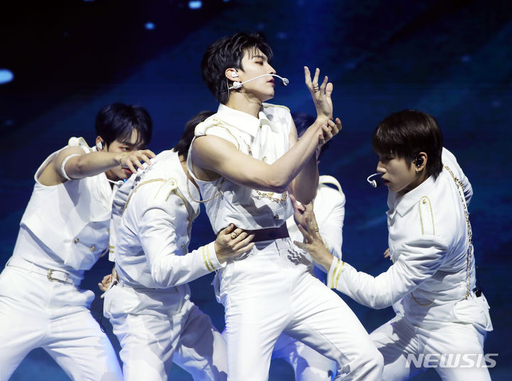 [서울=뉴시스] 김진아 기자 = 그룹 '배너(VANNER)'가 21일 서울 광진구 예스24라이브홀에서 열린 첫 번째 미니앨범 '베니 비디 비시(VENI VIDI VICI)' 발매 기념 쇼케이스에서 타이틀곡 '퍼포머(PERFORMER)'를 선보이고 있다. 팀명 배너는 승리를 뜻하는 '빅토리(Victory)'와 깃발을 뜻하는 '배너(Banner)'가 합해진 팀명으로 정상을 향해 나아가 승리의 깃발을 꽂겠다는 의미를 갖고 있다. 이번 앨범 제목 '베니 비디 비치'는 라틴어로 '왔노라(Veni), 보았노라(Vidi), 이겼노라(Vici)'라는 뜻으로 같은 맥락의 뜻을 담고 있다. 2023.08.21. bluesoda@newsis.com