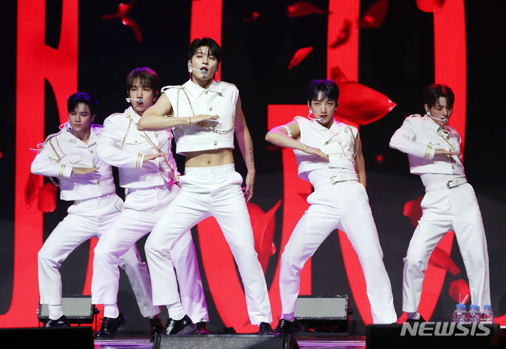 [서울=뉴시스] 김진아 기자 = 그룹 '배너(VANNER)'가 21일 서울 광진구 예스24라이브홀에서 열린 첫 번째 미니앨범 '베니 비디 비시(VENI VIDI VICI)' 발매 기념 쇼케이스에서 무대를 선보이고 있다. 팀명 배너는 승리를 뜻하는 '빅토리(Victory)'와 깃발을 뜻하는 '배너(Banner)'가 합해진 팀명으로 정상을 향해 나아가 승리의 깃발을 꽂겠다는 의미를 갖고 있다. 이번 앨범 제목 '베니 비디 비치'는 라틴어로 '왔노라(Veni), 보았노라(Vidi), 이겼노라(Vici)'라는 뜻으로 같은 맥락의 뜻을 담고 있다. 2023.08.21. bluesoda@newsis.com