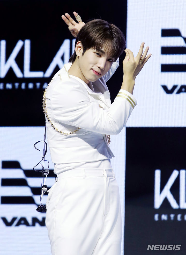[서울=뉴시스] 김진아 기자 = 그룹 '배너(VANNER)'의 성국이 21일 서울 광진구 예스24라이브홀에서 열린 첫 번째 미니앨범 '베니 비디 비시(VENI VIDI VICI)' 발매 기념 쇼케이스에서 포토타임을 갖고 있다. 팀명 배너는 승리를 뜻하는 '빅토리(Victory)'와 깃발을 뜻하는 '배너(Banner)'가 합해진 팀명으로 정상을 향해 나아가 승리의 깃발을 꽂겠다는 의미를 갖고 있다. 이번 앨범 제목 '베니 비디 비치'는 라틴어로 '왔노라(Veni), 보았노라(Vidi), 이겼노라(Vici)'라는 뜻으로 같은 맥락의 뜻을 담고 있다. 2023.08.21. bluesoda@newsis.com