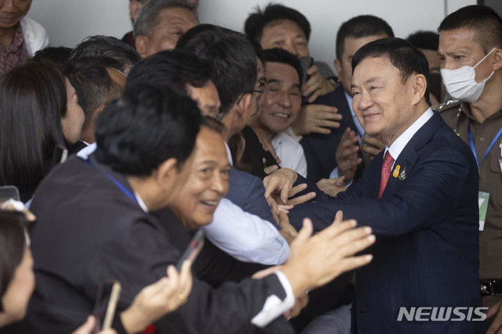 [방콕=AP/뉴시스] 부정부패 혐의 등으로 15년간 망명 생활을 한 탁신 친나왓 태국 전 총리가 22일(현지시간) 귀국했다고 영국 BBC가 전했다. 사진은 방콕 돈므앙 공항에서 지지자들의 환영을 받고 있는 탁신 전 총리. 2023.08.22.