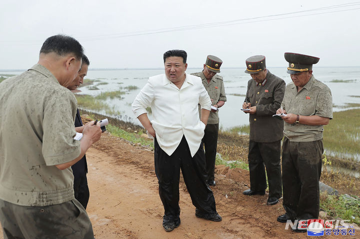 [남포=AP/뉴시스] 북한 조선중앙통신이 제공한 사진에 김정은(가운데) 북한 국무위원장이 21일 평안남도 남포시 안석간석지 피해복구 현장을 현지 지도하고 있다. 2023.08.22.