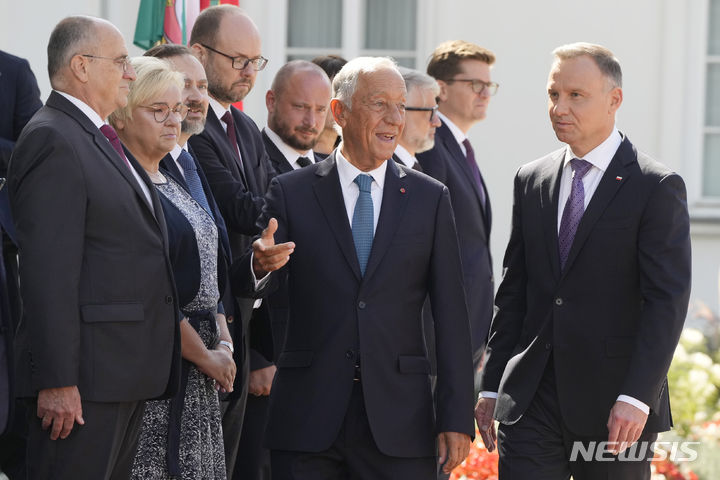 [바르샤바=AP/뉴시스] 안제이 두다 폴란드 대통령(오른쪽)이 폴란드 수도 바르샤바 벨베데레궁전에서 국빈 방문 중인 마르셀루 헤벨루 드 소자 포르투갈 대통령(가운데)과 대화하고 있다. 드 소자 대통령은 공동 기자회견에서 러시아의 침공에 대항하는 우크라이나의 투쟁을 계속 지지할 것을 다짐했고, 두다 대통령은 폴란드가 러시아가 일부 핵무기를 이웃 벨라루스로 이전하는 것을 지켜보고 있다고 말했다.. 2023.08.23.