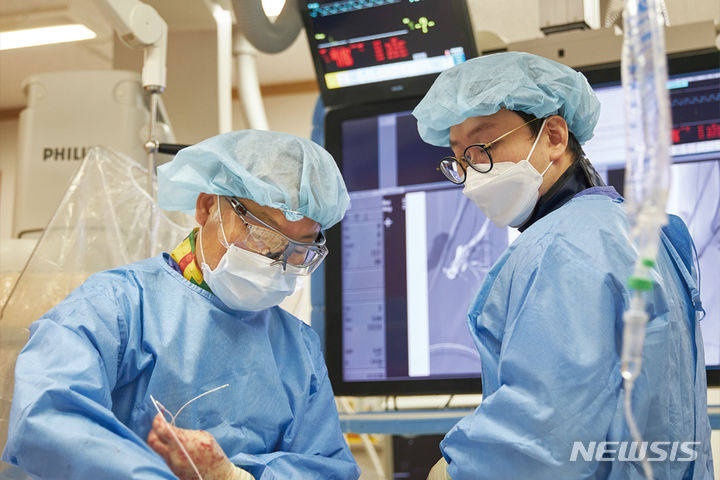 [서울=뉴시스]권세환 경희대병원 영상의학과 교수가 중재 시술을 하고 있다. (사진= 경희대병원 제공) 2023.08.22. photo@newsis.com. 
